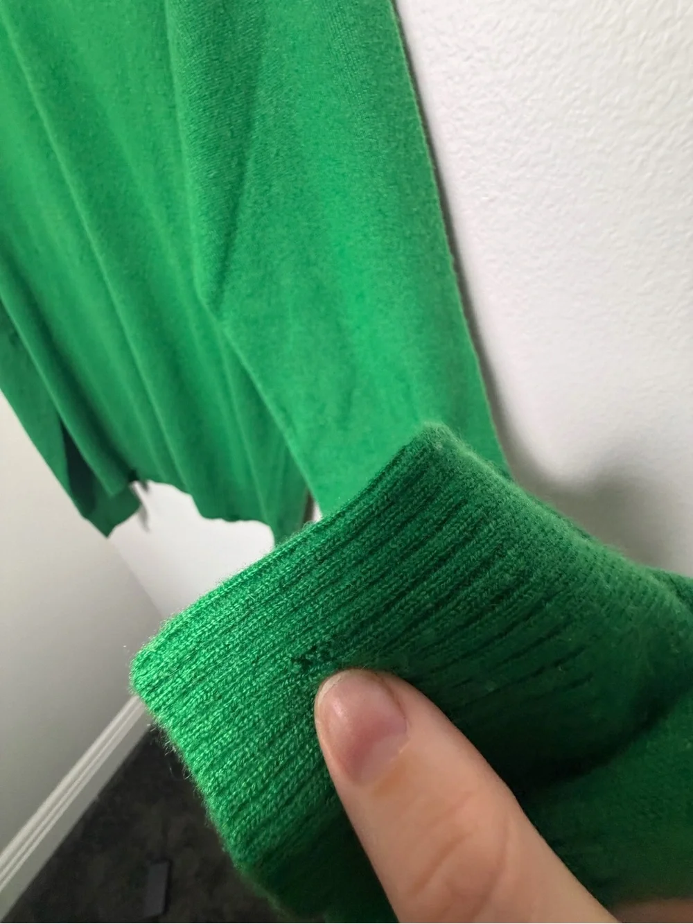 Club Monaco 100% Cashmere Kelly Green V-Neck Sweater Size M